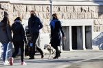 Amsterdam 5 december 2020
Robert ten Brink en zijn vrouw Roos wandelen met hun hond met mondkapjes