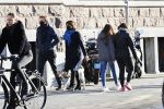 Amsterdam 5 december 2020
Robert ten Brink en zijn vrouw Roos wandelen met hun hond met mondkapjes