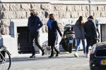 Amsterdam 5 december 2020
Robert ten Brink en zijn vrouw Roos wandelen met hun hond met mondkapjes