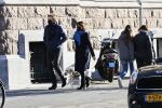 Amsterdam 5 december 2020
Robert ten Brink en zijn vrouw Roos wandelen met hun hond met mondkapjes