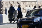 Amsterdam 5 december 2020
Robert ten Brink en zijn vrouw Roos wandelen met hun hond met mondkapjes
