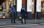 Amsterdam 5 december 2020
Robert ten Brink en zijn vrouw Roos wandelen met hun hond met mondkapjes