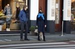 Amsterdam 5 december 2020
Robert ten Brink en zijn vrouw Roos wandelen met hun hond met mondkapjes