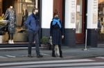 Amsterdam 5 december 2020
Robert ten Brink en zijn vrouw Roos wandelen met hun hond met mondkapjes