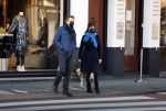 Amsterdam 5 december 2020
Robert ten Brink en zijn vrouw Roos wandelen met hun hond met mondkapjes