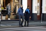 Amsterdam 5 december 2020
Robert ten Brink en zijn vrouw Roos wandelen met hun hond met mondkapjes
