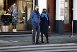 Amsterdam 5 december 2020
Robert ten Brink en zijn vrouw Roos wandelen met hun hond met mondkapjes