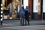 Amsterdam 5 december 2020
Robert ten Brink en zijn vrouw Roos wandelen met hun hond met mondkapjes