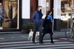 Amsterdam 5 december 2020
Robert ten Brink en zijn vrouw Roos wandelen met hun hond met mondkapjes