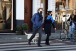 Amsterdam 5 december 2020
Robert ten Brink en zijn vrouw Roos wandelen met hun hond met mondkapjes