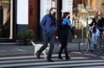 Amsterdam 5 december 2020
Robert ten Brink en zijn vrouw Roos wandelen met hun hond met mondkapjes