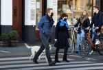 Amsterdam 5 december 2020
Robert ten Brink en zijn vrouw Roos wandelen met hun hond met mondkapjes