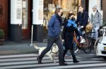 Amsterdam 5 december 2020
Robert ten Brink en zijn vrouw Roos wandelen met hun hond met mondkapjes