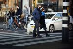 Amsterdam 5 december 2020
Robert ten Brink en zijn vrouw Roos wandelen met hun hond met mondkapjes