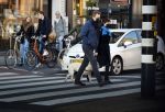 Amsterdam 5 december 2020
Robert ten Brink en zijn vrouw Roos wandelen met hun hond met mondkapjes