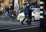 Amsterdam 5 december 2020
Robert ten Brink en zijn vrouw Roos wandelen met hun hond met mondkapjes