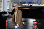 Den Haag Schiphol en Hilversum
Frank Jansen en zijn partneer Rogier Smit rijden van hun huis in Den Haag naar RTL in Hilversum waar ze een gesprek hebben met Peter v d Vorst van RTL