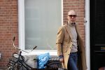 Den Haag 28 november 2020
Rogier Smit komt aanlopen met zijn hond bij zijn huis . Jeffrey Lake is bij hem aan het klussen