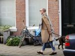 Den Haag 28 november 2020
Rogier Smit komt aanlopen met zijn hond bij zijn huis . Jeffrey Lake is bij hem aan het klussen