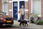 Den Haag 28 november 2020
Rogier Smit komt aanlopen met zijn hond bij zijn huis . Jeffrey Lake is bij hem aan het klussen