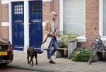 Den Haag 28 november 2020
Rogier Smit komt aanlopen met zijn hond bij zijn huis . Jeffrey Lake is bij hem aan het klussen