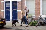 Den Haag 28 november 2020
Rogier Smit komt aanlopen met zijn hond bij zijn huis . Jeffrey Lake is bij hem aan het klussen