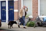 Den Haag 28 november 2020
Rogier Smit komt aanlopen met zijn hond bij zijn huis . Jeffrey Lake is bij hem aan het klussen