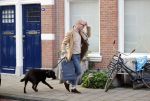 Den Haag 28 november 2020
Rogier Smit komt aanlopen met zijn hond bij zijn huis . Jeffrey Lake is bij hem aan het klussen