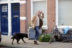 Den Haag 28 november 2020
Rogier Smit komt aanlopen met zijn hond bij zijn huis . Jeffrey Lake is bij hem aan het klussen