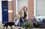 Den Haag 28 november 2020
Rogier Smit komt aanlopen met zijn hond bij zijn huis . Jeffrey Lake is bij hem aan het klussen