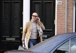 Den Haag 28 november 2020
Rogier Smit komt aanlopen met zijn hond bij zijn huis . Jeffrey Lake is bij hem aan het klussen