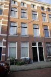 Den Haag 28 november 2020
Rogier Smit komt aanlopen met zijn hond bij zijn huis . Jeffrey Lake is bij hem aan het klussen