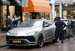 Amsterdam 21 november 2020
Rolf Sanchez met een kennis en een Lamborghini Urus op de pc hooftstraat