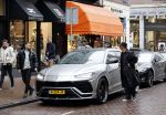 Amsterdam 21 november 2020
Rolf Sanchez met een kennis en een Lamborghini Urus op de pc hooftstraat