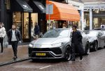 Amsterdam 21 november 2020
Rolf Sanchez met een kennis en een Lamborghini Urus op de pc hooftstraat