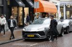 Amsterdam 21 november 2020
Rolf Sanchez met een kennis en een Lamborghini Urus op de pc hooftstraat