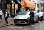 Amsterdam 21 november 2020
Rolf Sanchez met een kennis en een Lamborghini Urus op de pc hooftstraat