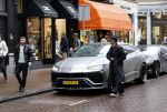 Amsterdam 21 november 2020
Rolf Sanchez met een kennis en een Lamborghini Urus op de pc hooftstraat