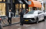 Amsterdam 21 november 2020
Rolf Sanchez met een kennis en een Lamborghini Urus op de pc hooftstraat