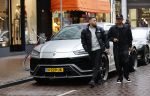 Amsterdam 21 november 2020
Rolf Sanchez met een kennis en een Lamborghini Urus op de pc hooftstraat