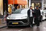 Amsterdam 21 november 2020
Rolf Sanchez met een kennis en een Lamborghini Urus op de pc hooftstraat