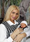 Schevebingen 20 november 2020
Samantha de Jong met haar vriend Gerrit en hun baby Djamino in hun huis .