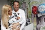 Scheveningen 20 november 2020
Samantha de Jong met haar vriend Gerrit en hun baby Djamino in hun huis .  dochter Gerrit