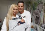 Scheveningen 20 november 2020
Samantha de Jong met haar vriend Gerrit en hun baby Djamino in hun huis .  dochter Gerrit