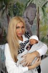 Scheveningen 20 november 2020
Samantha de Jong met haar vriend Gerrit en hun baby Djamino in hun huis .  dochter Gerrit