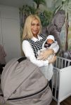 Scheveningen 20 november 2020
Samantha de Jong met haar vriend Gerrit en hun baby Djamino in hun huis .  dochter Gerrit