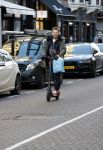 Amsterdam 18 november 2020
Selwyn Senatori op zijn electreische step op de pc hooftstraat