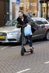 Amsterdam 18 november 2020
Selwyn Senatori op zijn electreische step op de pc hooftstraat