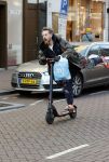 Amsterdam 18 november 2020
Selwyn Senatori op zijn electreische step op de pc hooftstraat