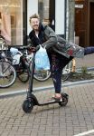Amsterdam 18 november 2020
Selwyn Senatori op zijn electreische step op de pc hooftstraat
